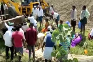 Tractor overturns and falls into canal  Tractor overturns  Tractor overturns and falls into canal Accident  Andhra Pradesh  സഞ്ചരിക്കുന്നതിനിടെ ട്രാക്‌ടര്‍ തലകീഴായി മറിഞ്ഞ്  ട്രാക്‌ടര്‍ തലകീഴായി മറിഞ്ഞ്  ട്രാക്‌ടര്‍ തലകീഴായി മറിഞ്ഞ് കനാലില്‍ പതിച്ചു  7 പേര്‍ മരിച്ചു  ആന്ധ്രാപ്രദേശിലെ ഗുണ്ടൂർ  അമരാവതി  ട്രാക്‌ടര്‍  കൊണ്ടേപ്പാട്  പൊലീസ്