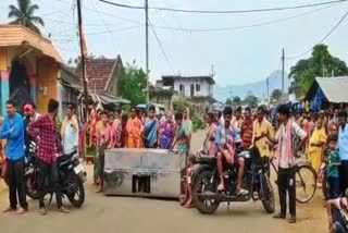 villagers protest for child died