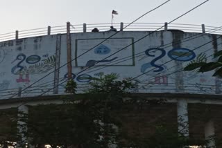 family climbed on water tank bhopal