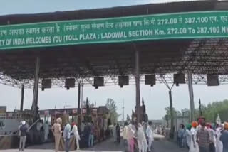 The farmers of Ludhiana closed the toll plaza in protest against the lathi charge in Shahabad