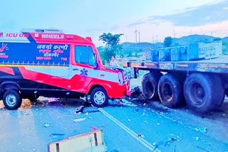 Ambulance collided with parking lorry  Tamil Nadu Three people died in Karnataka  Deadly accident in Chitradurga  ಚಿತ್ರದುರ್ಗದ ಬಳಿ ನಿಂತ ಲಾರಿಗೆ ಆ್ಯಂಬುಲೆನ್ಸ್​ ಡಿಕ್ಕಿ  ತಮಿಳುನಾಡು ಮೂಲದ ಮೂವರು ಸಾವು  ಚಿತ್ರದುರ್ಗದಲ್ಲಿ ಭೀಕರ ರಸ್ತೆ ಅಪಘಾತ  ನಿಂತಿದ್ದ ಲಾರಿಗೆ ಆ್ಯಂಬುಲೆನ್ಸ್​ ಡಿಕ್ಕಿ  ಜಿಲ್ಲೆಯಲ್ಲಿ ಭೀಕರ ರಸ್ತೆ ಅಪಘಾತ  ಪುನಾ ಬೆಂಗಳೂರು ರಾಷ್ಟ್ರೀಯ ಹೆದ್ದಾರಿ  ಗುಜರಾತ್​ನಿಂದ ಅಹಮದಾಬಾದ್​ಗೆ ಪ್ರಯಾಣ  ಡಿಕ್ಕಿ ರಭಸಕ್ಕೆ ಆ್ಯಂಬುಲೆನ್ಸ್​ ಮುಂಭಾಗ ಸಂಪೂರ್ಣ ನಜ್ಜು