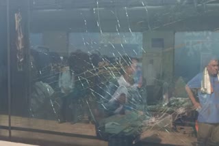 वंदे भारत ट्रेन पर पथराव से शीशे टूट गए.