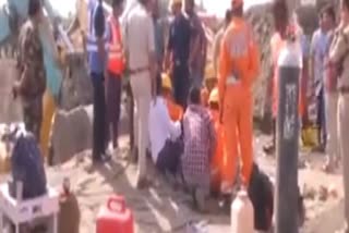 Two and a half year old girl trapped in borewell  MP Borewell incident child died  MP Borewell rescue  sehore borewell rescue  sehore madhya pradesh  MP Borewell incident  girl rescued from madhya pradesh borewell dies  borewell  sehore  madhya pradesh sehore  കുഴൽക്കിണറിൽ വീണ രണ്ടര വയസുകാരി മരിച്ചു  മധ്യപ്രദേശിൽ രണ്ടരവയസുകാരി കുഴൽക്കിണറിൽ വീണു  കുഴൽക്കിണറിൽ വീണു  കുട്ടി കുഴൽക്കിണറിൽ വീണു  കുഴൽക്കിണറിൽ വീണ് കുട്ടി മരിച്ചു  സൃഷ്‌ടി കുശ്വാഹ  സൃഷ്‌ടി  മധ്യപ്രദേശ് സെഹോർ  മധ്യപ്രദേശിൽ കുഴൽക്കിണറിൽ വീണു