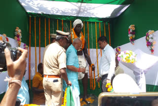 Governor garlanded statue of Bhagwan Birsa Munda in palamu