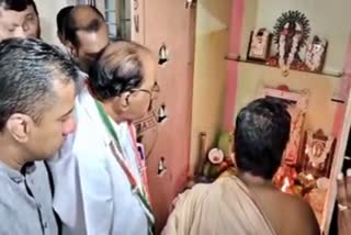Former CM Veerappa Moily performed pooja at the new office in Chikkaballapur