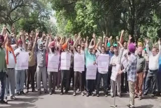 In Ropar, the raw electricity employees held a protest rally regarding the demand for paving