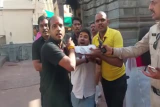 ujjain fight between devotees and guard