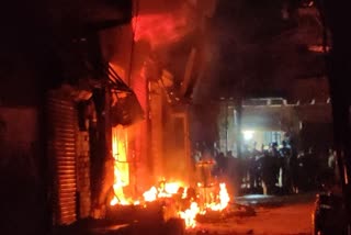 करावल नगर इलाके के 3 दुकानों में लगी भीषण आग