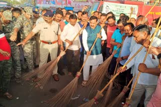 Narottam Mishra swept streets