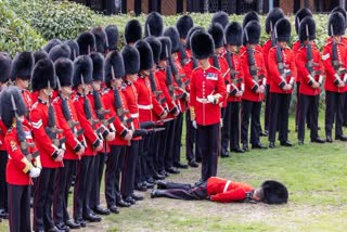 british-soldiers-drop-to-ground-in-front-of-prince-william-amid-sweltering-london-heat