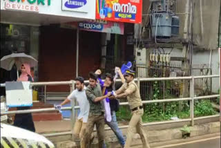 Protest against education minister  fraternity movement workers protest  Plus one seat issue  protest in front of V Sivankutty vehicle  V Sivankutty  പ്ലസ് വണ്‍ സീറ്റ് പ്രതിസന്ധി  ഫ്രറ്റേണിറ്റി പ്രവര്‍ത്തകര്‍  ഫ്രറ്റേണിറ്റി മൂവ്മെന്‍റ്  മന്ത്രി വി ശിവൻകുട്ടി  വി ശിവൻകുട്ടി  വിദ്യാഭ്യാസ മന്ത്രി വി ശിവൻകുട്ടി