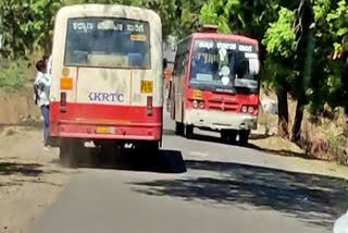 KSRTC is playing with the lives of students  KSRTC bus problem in Kalaburagi  ಕಿಕ್ಕಿರಿದು ತುಂಬಿದ ಬಸ್​ನಲ್ಲಿ ಶಾಲಾ ಮಕ್ಕಳ ಪ್ರಯಾಣ  ವಿದ್ಯಾರ್ಥಿಗಳ‌ ಜೀವದ ಜೊತೆ ಕೆಎಸ್​ಆರ್​ಟಿಸಿ ಚೆಲ್ಲಾಟ  ಕಾಲೆಜಿಗೆ ತೆರಳಬೇಕು ಎಂಬ ಒತ್ತಡ  ಶಾಲಾ ಮಕ್ಕಳು ಕಿಕ್ಕಿರಿದು ತುಂಬಿದ ಬಸ್​ನಲ್ಲೇ ಪ್ರಯಾಣ  ಸರಿಯಾದ ಸಮಯಕ್ಕೆ ಹಾಜರಾಜಲು ಬಹಳಷ್ಡು ತೊಂದರೆ