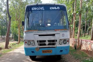 Student died after falling from bus in Karnataka  Karnataka news updates  latest news in kerala  news live  ബസില്‍ നിന്ന് തെറിച്ച് വീണ 13കാരി മരിച്ചു  കെഎസ്‌ആര്‍ടിസി  കെഎസ്‌ആര്‍ടിസി അപകടം  കെഎസ്‌ആര്‍ടിസി പുതിയ വാര്‍ത്തകള്‍  news updates  latest news today  വിദ്യാര്‍ഥി മരിച്ചു