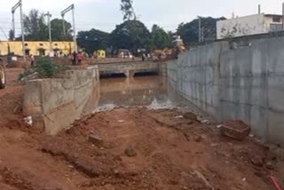 heavy rain fall in tumkur landslide near railway tracks