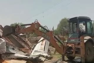 Temporary tin shed removed in Burhanpur