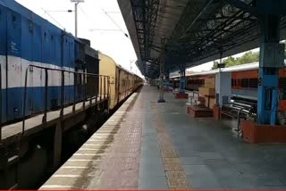 more-than-40-trains-from-junagadh-veraval-and-porbandar-were-suspended