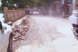 potholes and dust in roads of raipur