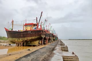 Biparjoy  Cyclone  evacuations expected along Gujarat coast  Gujarat coast evacuation  biparjoy updates  ബിപർജോയ് ചുഴലിക്കാറ്റ്  ബിപർജോയ്  ചുഴലിക്കാറ്റ്  ഗുജറാത്ത് തീരത്ത് നിന്ന് കൂടുതൽ ആളുകളെ മാറ്റി  ഗുജറാത്തിൽ ജാഗ്രത