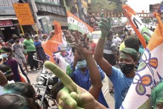 Etv BharatA clash erupted between two groups of TMC outside the BDO office in Canning, South 24 Paraganas