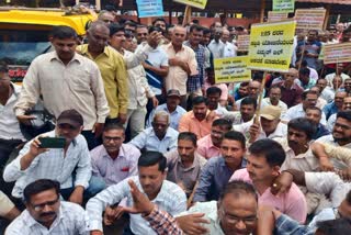 Weavers protest in Belgaum condemn rise in electricity rates