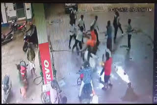 Pump worker assaulted  Petrol pump employee attacked Kozhikode  പെട്രോൾ പമ്പ് ജീവനക്കാരന് മർദനം  പമ്പ് ജീവനക്കാരന് മർദനം  കോഴിക്കോട്  crime news  Petrol pump employee attacked by students Mukkam  Petrol pump employee attacked