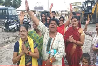 cyclone-biparjoy-devotees-reached-somnath-mahadevs-shelter-to-remove-the-threat-of-storm