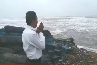 cyclone-biparjoy-fishermen-of-somnath-worshiped-sea-god-and-prayed-for-removal-of-the-danger-of-the-storm