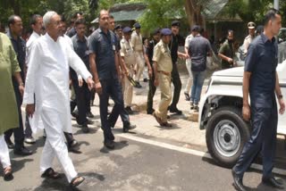 Nitish Kumar Security Breach  Bike Rider Entered Nitish Kumar security cordon  Bihar CM Nitish Kumar  Bihar News  मुख्यमंत्री नीतीश कुमार  नीतीश की सुरक्षा घेरे में घुसा बाइक सवार  नीतीश कुमार की सुरक्षा में चूक क्यों  Lapse in security of CM Nitish Kumar  Patna News  पटना न्यूज  नीतीश कुमार पर हमला  Attack on Nitish Kumar  Bihar Politics  Nitish Kumar Security Breach updates  ബിഹാര്‍ മുഖ്യമന്ത്രിയുടെ സുരക്ഷ വീഴ്‌ച  അന്വേഷണം ഊര്‍ജിതമാക്കി പൊലീസ്  കസ്റ്റഡിയിലെടുത്തവരെ ചോദ്യം ചെയ്യുന്നു  നിതീഷ്‌ കുമാറിന്‍റെ സുരക്ഷയില്‍ വീഴ്‌ച