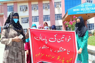 سابق رکن اسمبلی کے متنازع بیان کے خلاف خواتین کا احتجاج