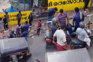 people attacking police officer  thiruvananthapuram  police officer attack  ടെലി കമ്മ്യൂണിക്കേഷൻ സിപിഒ  ആര്‍ ബിജു  മദ്യലഹരിയില്‍ വീട്ടില്‍ അതിക്രമിച്ചു കയറി  r biju  tele communication cpo  latest news in trivandrum  പൊലീസുകാരന് നാട്ടുകാരുടെ മര്‍ദനം  വീടിനുള്ളിൽ അതിക്രമിച്ചു കയറി  തിരുവനന്തപുരം ഏറ്റവും പുതിയ വാര്‍ത്ത  ഇന്നത്തെ പ്രധാന വാര്‍ത്ത