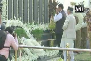 Chief Minister Devendra Fadnavis pays homage to the flower ring