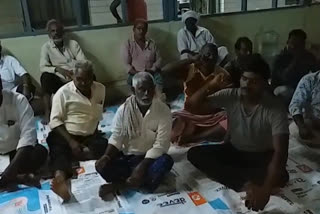 farmers protest at mangalagiri MRO office for pass books