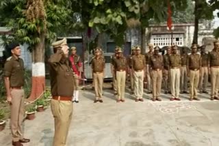 गोरखपुर में पुलिसकर्मियों ने दोहराया संविधान का पाठ.