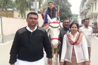 elected councilor arrived on a mare to vote, घोड़ी पर सवार होकर मतदान करने पहुंची नवनिर्वाचित पार्षद