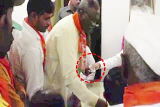 ಕಾರ್ಯಕರ್ತರಿಗೆ ಡಿಸಿಎಂ ಕಾರಜೋಳ ಹಣಹಂಚಿಕೆ , Athani BJP activists receive money from DCM Karajola