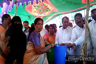 mla madanreddy distributed garbage bags to narsapur people