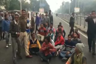 hawkers of sit-in protest against encroachment