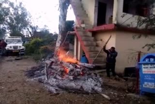 dead body burn outside house