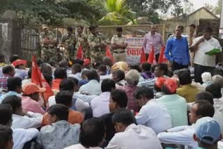 Agitation in front of Palghar tehsildar office