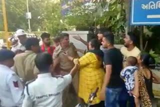 Friction between the traffic police and a lady