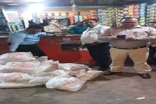 Corporation staff raids shopkeepers selling water pouches in Raipur