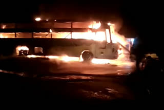 Bus fire, Bus fire accident, Bus fire accident in Prakasam, Prakasam bus fire news, Prakasam crime news, ಬಸ್​ಗೆ ಬೆಂಕಿ, ಬಸ್​ಗೆ ತಗುಲಿದ ಬೆಂಕಿ, ಪ್ರಕಾಶಂ ಜಿಲ್ಲೆಯಲ್ಲಿ ಬಸ್​ಗೆ ಬೆಂಕಿ, ಪ್ರಕಾಶಂ ಬಸ್​ಗೆ ಬೆಂಕಿ ಸುದ್ದಿ, ಪ್ರಕಾಶಂ ಅಪರಾಧ ಸುದ್ದಿ,