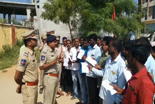 tsrtc employees stopped by police to enter depot