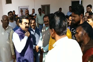 Angry BJP workers arrive at Rakesh Singh's bungalow, group will resign in jabalpur