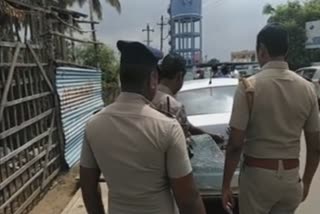 5 lakh robbery of car window shatter  கார் கண்ணாடி உடைத்து ஐந்து லட்சம் கொள்ளை  பல்லடம் கார் கொள்ளை  பல்லடம் கார் கண்ணாடி உடைத்து கொள்ளை  car window sahtter broked and theft five lakh rupees in palladam  car window sahtter broked and theft  திருப்பூர் மாவட்டச் செய்திகள்  திருப்பூர் குற்றச் செய்திகள்  tiruppur district news  tiruppur crime news