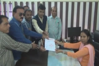 jamnagar health employee give application to DDO