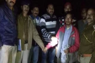 887 ग्राम चरस के साथ आरोपी arrested with 887 gram charas.