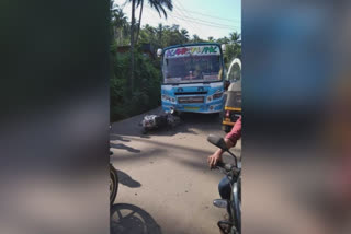 kannur accident news  bus hits scooter  ബസ് സ്കൂട്ടറിലിടിച്ച് രണ്ട് സ്ത്രീകൾക്ക് പരിക്ക്  ബസ് അപകടം