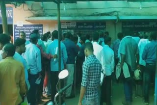 crowd at cuttack RTO office for new traffic rule