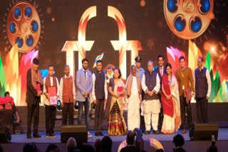 prem chopra birju maharaj felicitated at iffi 2019 closing ceremony